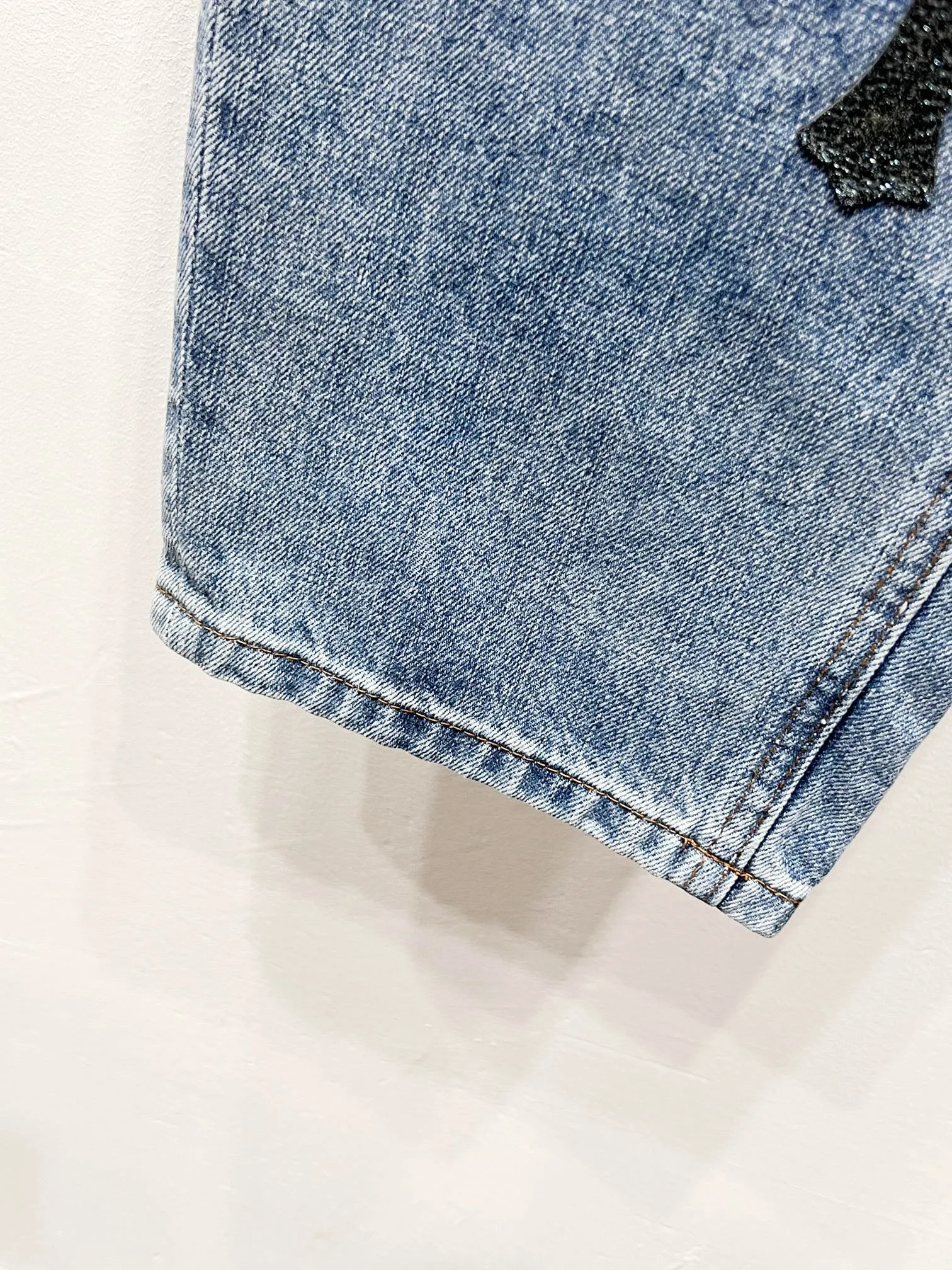 P280 Style No.: (r035) Chrome Hearts & Chrome Hearts Blue Bull Starry Sky Patchwork Leather Cross Jeans - Using starry sky theme patchwork leather elements, mostly presented in the shape of a cross. There is glitter on the surface of the leather, which is dazzling under the light. The unique design has simple and elegant details, exquisite workmanship, the entire trousers are neatly routed, and the details are in place! It’s so cool that both men and women can easily control the genderless trend!  Color: blue Size: S-M-L-XL-XXL
